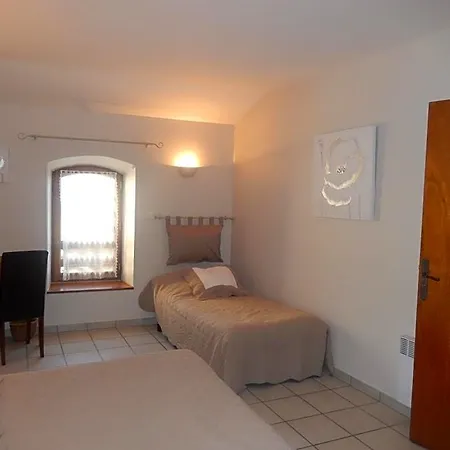D'hotes Les Clapas Bed & Breakfast 3*