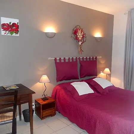 D'hotes Les Clapas Bed & Breakfast 3*